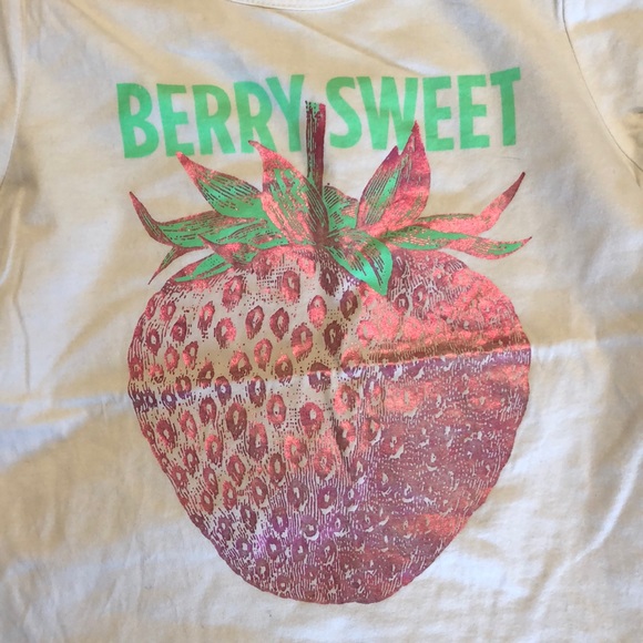 Cute white shirt with a strawberry SIZE MEDIUM 10$ - Picture 3 of 4